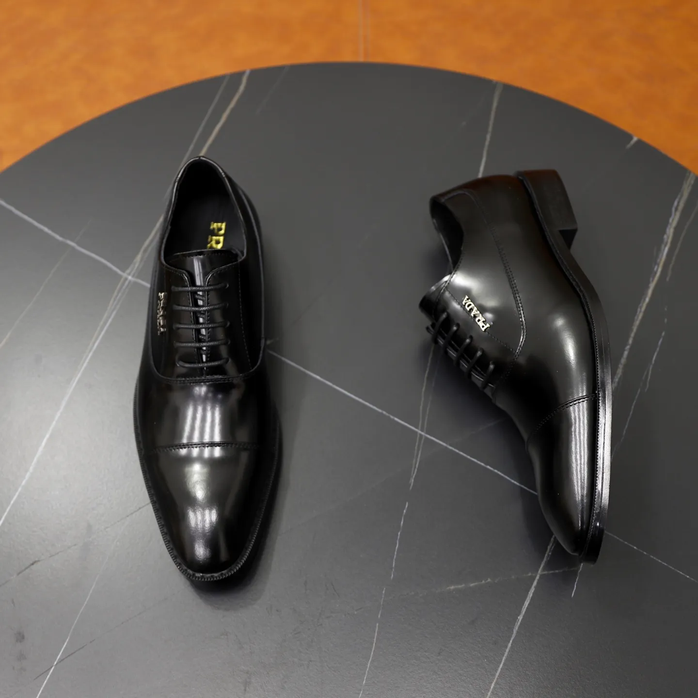 Ex-factory price: 540💰🙅‍♂️🙅‍♂️🙅‍♂️ Brand: PRADA Standard code: Men's code 38-44 (45 can be customized) Grade: Same style as the official website Original order quality Material: Original cowhide surface Comfortable cowhide lining Original outsole Style category: Men's fashionable casual leather shoes Distinguished big-name luxury elements Top luxury Color: actual picture color